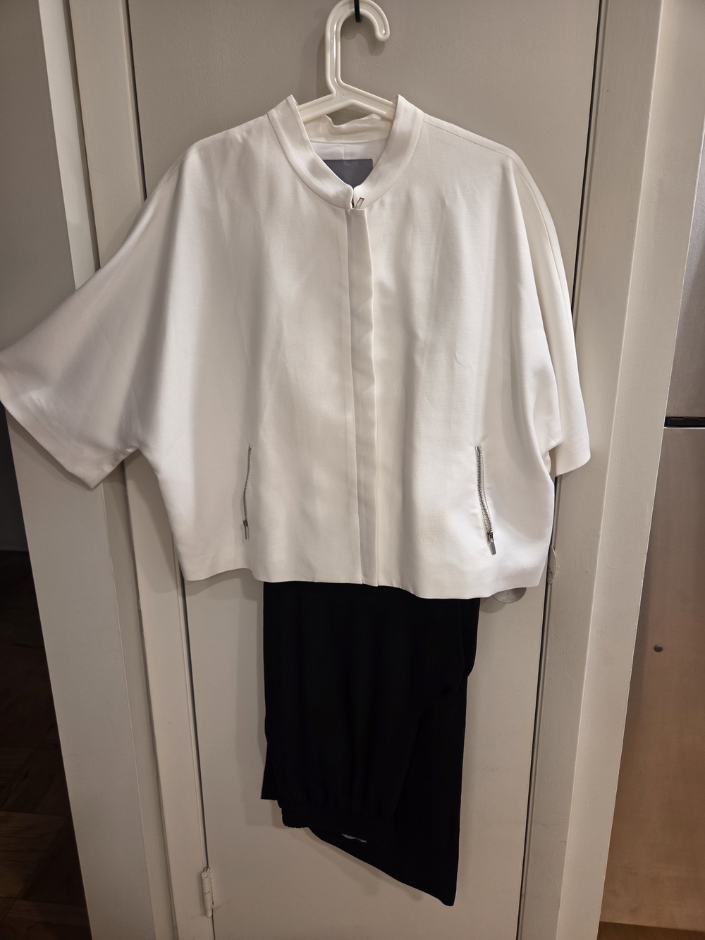 Classiques Entier Set White Zip-Front Jacket With Black Trousers
